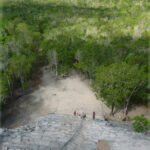 Escalade de la pyramide Nohoch Mul à Cobá au Mexique, avec vue sur la jungle du Yucatán